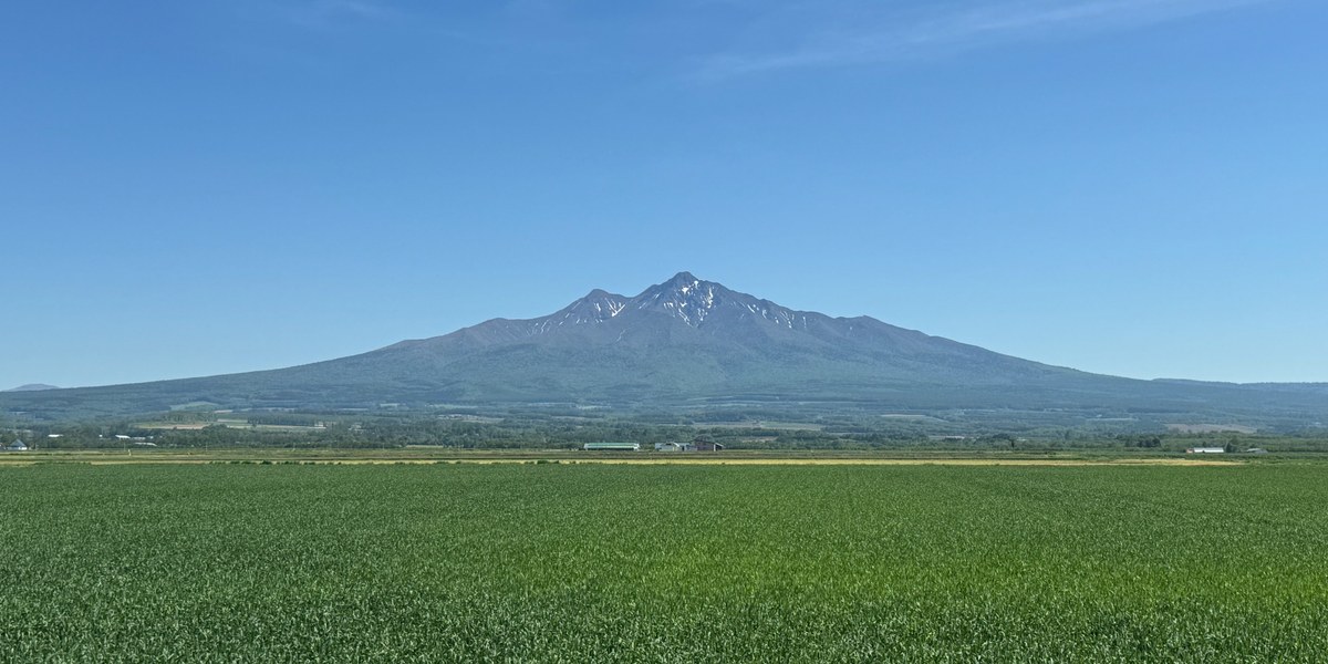 斜里から見える山と畑の風景