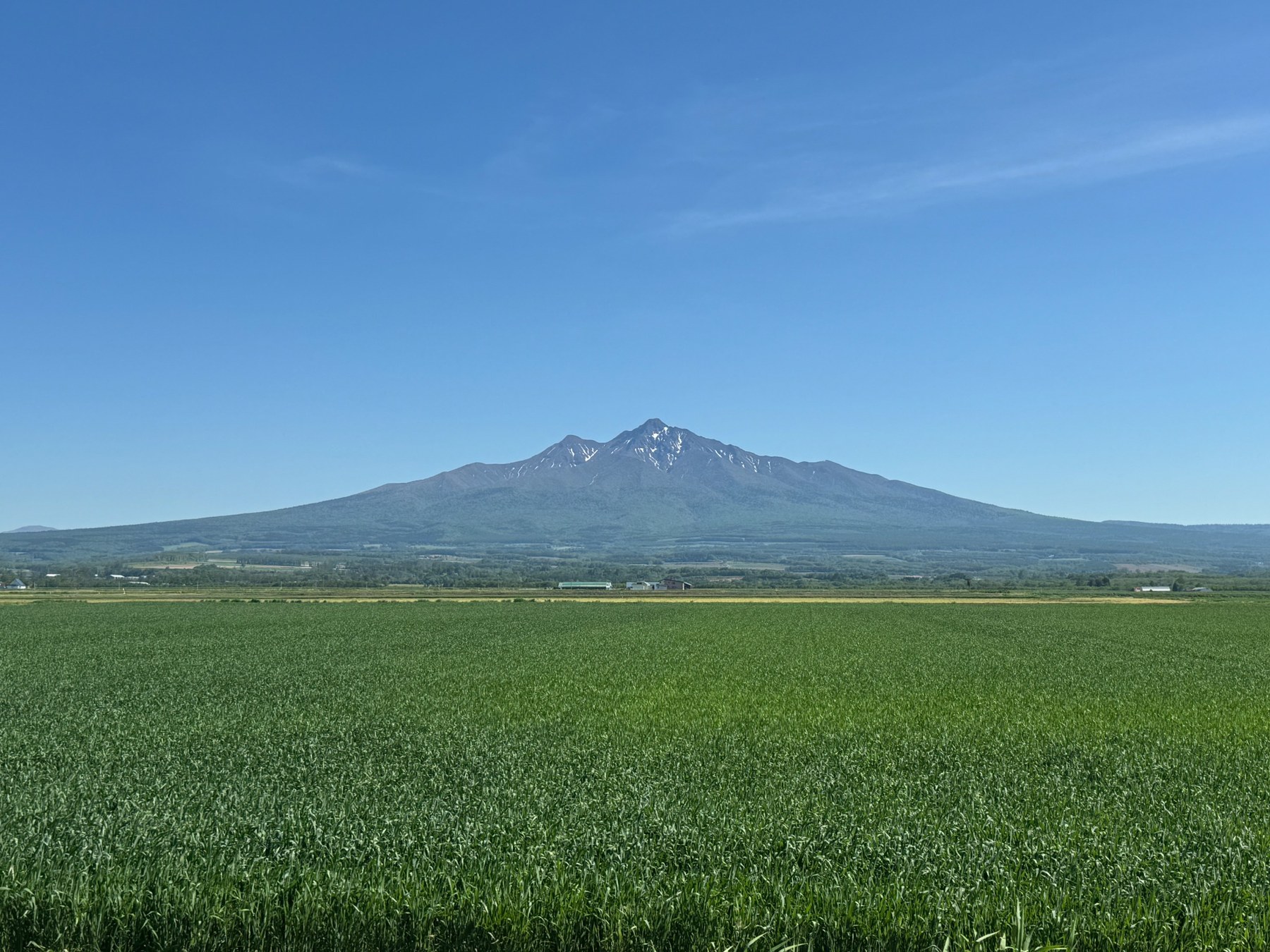 斜里から見える山と畑の風景